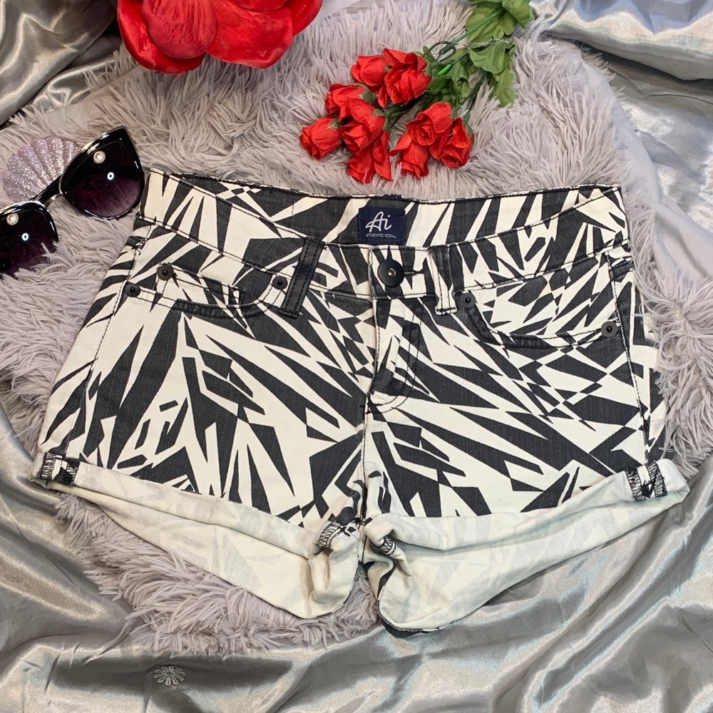 🌹Vintage Ai Authentic Icon • NWOT Black & White Geo Print Women's Shorts